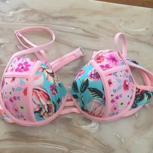 Women’s bathing suit top size medium